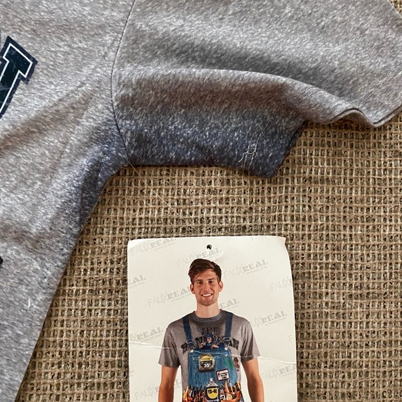 New with tags!Faux real T-shirt
Size Small Graphic”The Handyman”
100% polyester - Picture 6 of 9